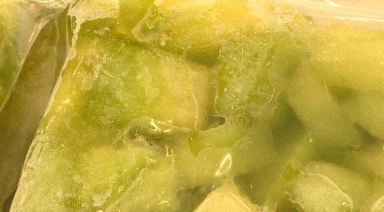 カットして冷凍された規格外のアムスメロン