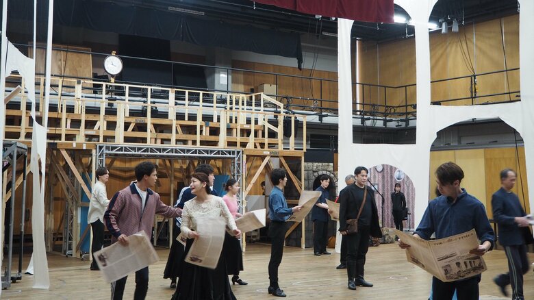 新聞の戦場特派員が戦場の惨状を報じる