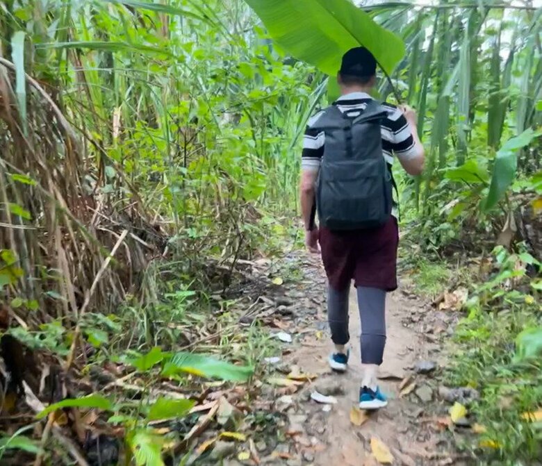 険しい道を越えて国境を目指す不法移民だが、金を追加で請求されるケースもあるという