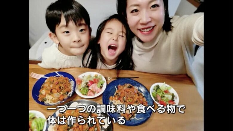 中村真三子さんと2人の子ども
