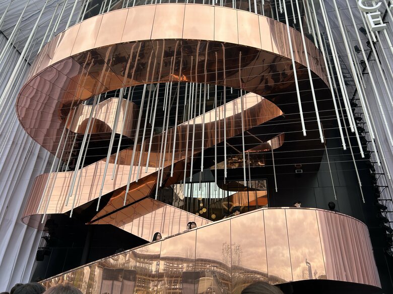 ピッカピカの壁面には大屋根リングが！