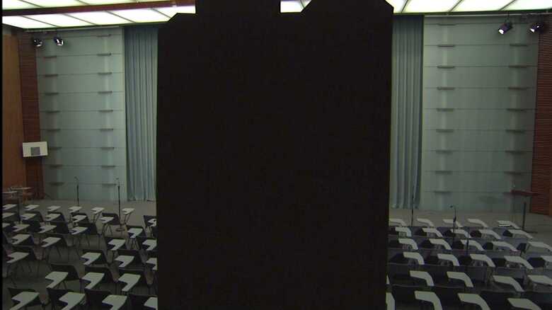 
官邸会見室のカメラの前に…（3月28日）
