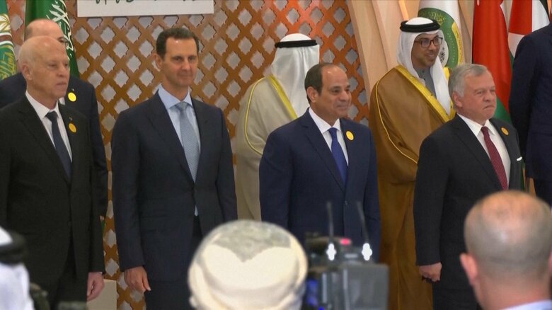 アラブ連盟の各国首脳らと写真撮影に臨んだアサド大統領（5月19日）