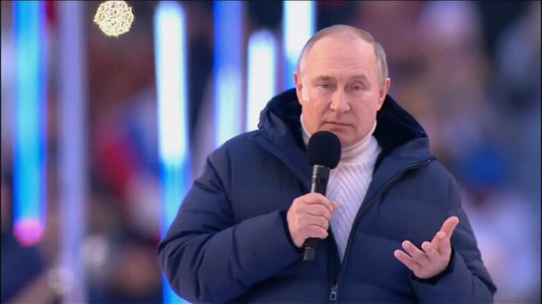 ロロ・ピアーナのダウンコートを着て登壇したプーチン大統領（3月）