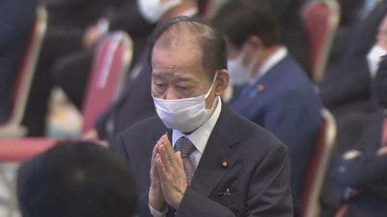 投票に向かう二階氏