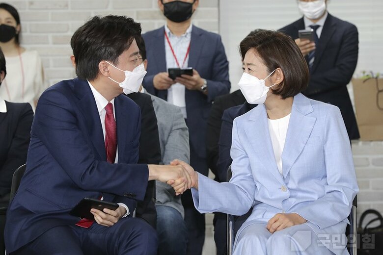 2位の羅卿瑗（ナ・ギョンウォン）氏と握手する李氏（「国民の力」HPより）