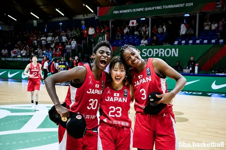 五輪出場決定を喜ぶ馬瓜エブリン（左）、山本麻衣（中央）、馬瓜ステファニー（右）（11日、ハンガリー・ショプロン）