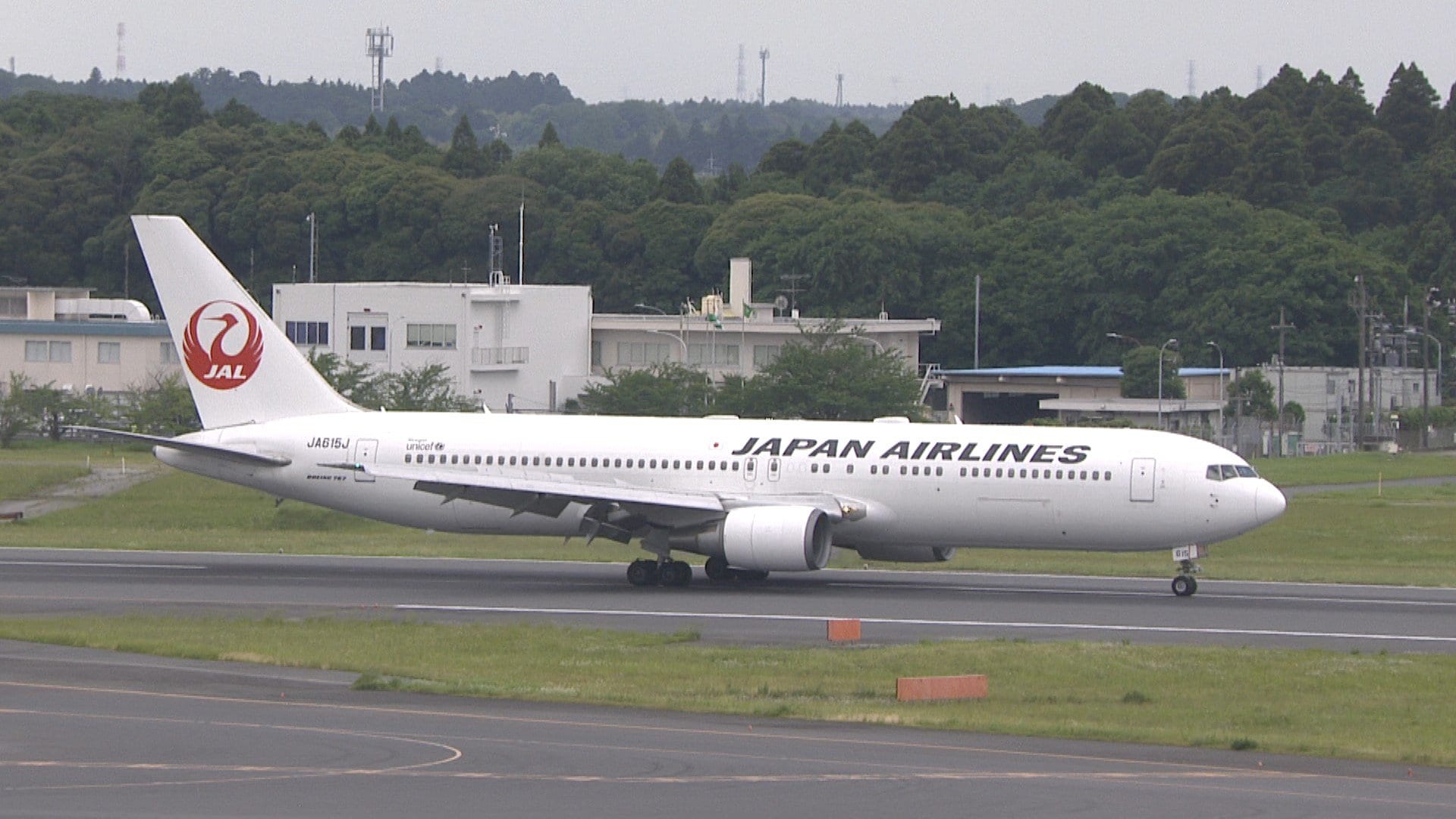 JAL旅客機のタイヤ損傷し緊急着陸 滑走路に異物散乱し羽田空港D滑走路 