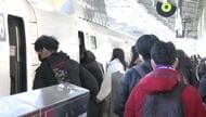 年末年始の”帰省ラッシュ”のピーク　新幹線は朝から混雑