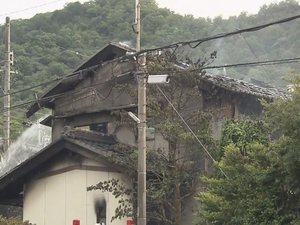 遺体は住人の男性か…「火が出ている」と通報 木造2階建て住宅ほぼ全焼し4人家族の1人“連絡とれず”