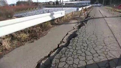 建物の基礎部分に亀裂、道路には数10cmの段差　青森県東方沖の地震による被害　岩手県軽米町