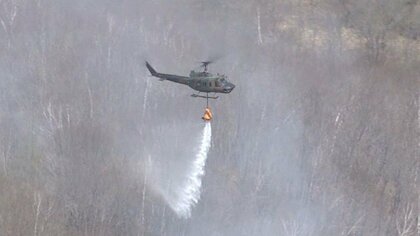 【林野火災の消火活動続く】発生から24時間経過も鎮火せず…一夜明けて自衛隊ヘリによる消火活動開始“80ヘクタール焼失”火元とみられる住宅1棟が全焼―住人2人ケガ〈北海道池田町〉