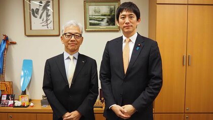 内閣総理大臣を目指します！と、49歳の若手政治家が僕の目をにらみ