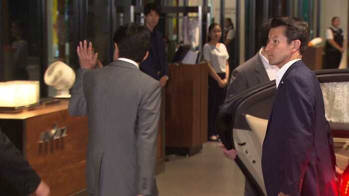 8月9日、細田派議員らの会食を終えた安倍首相の後姿