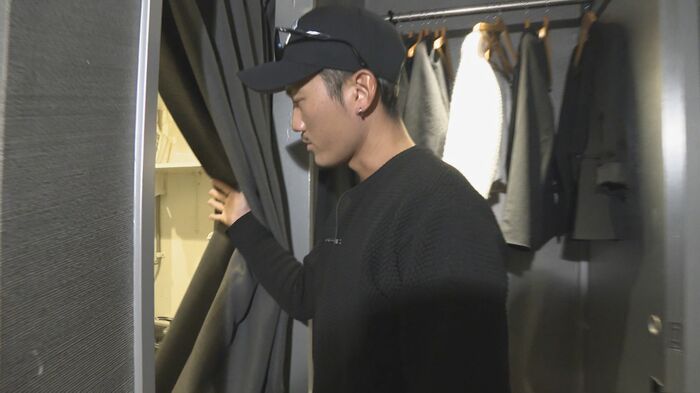 「現金は引き出しに…」と話す経営者の矢崎有城さん