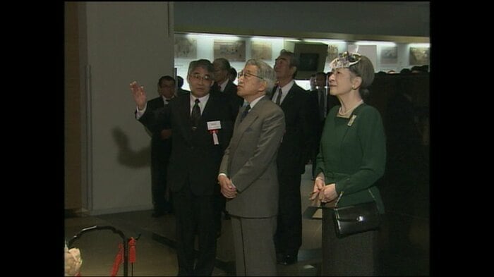 弥勒菩薩立像の複製をご覧になる両陛下