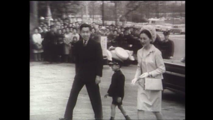 昭和41(1966)年4月　学習院初等科の入学式に出席される両陛下と皇太子さま