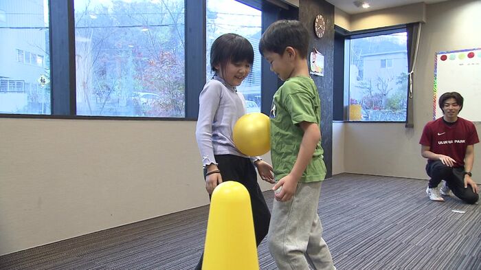 子どもたちがユニークな運動に取り組む様子