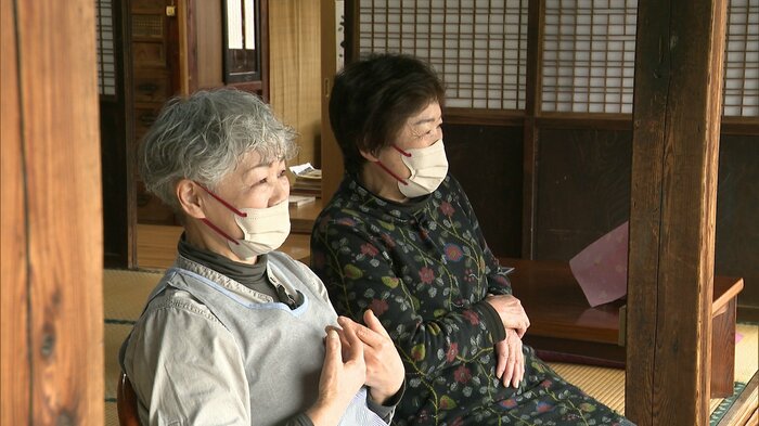 姉のきぬえさん(左)と三代子さん(右)