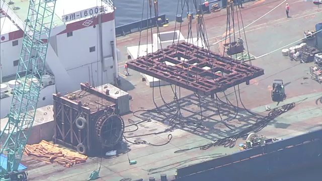 6月26日 海底トンネルを掘削した機械を引き上げる
