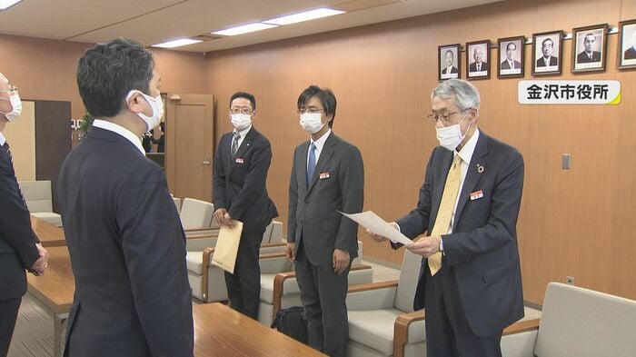 要望書を金沢市長に手渡す北陸鉄道社長