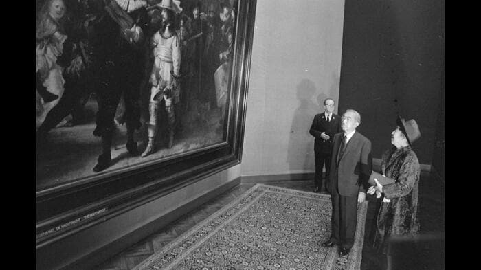 昭和46年　「夜警」を鑑賞する昭和天皇と香淳皇后（提供：The National Archives of the Netherlands）