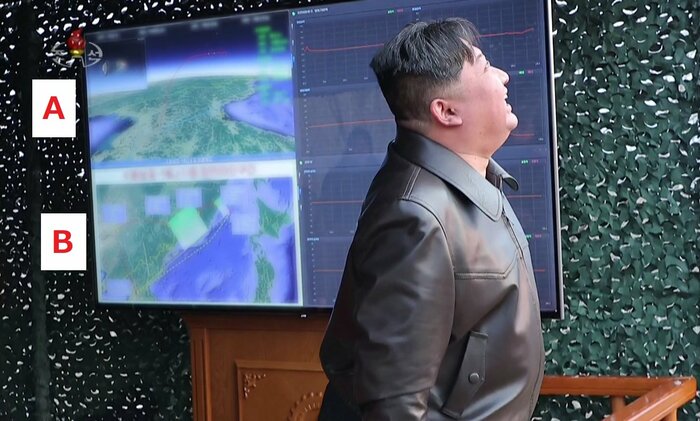 火星16ナ(火星16B)極超音速滑空体ミサイルの上昇を見上げていると見られる金正恩総書記。背後には、火星16ナ(火星16B)の高度の変化(モニターA)、火星16ナ(火星16B)の水平面での飛行コースが示されている模様(モニターB)。