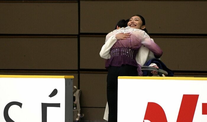 安藤コーチと抱き合う田内誠悟