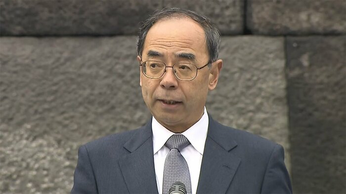 宮内庁の西村長官は、今後、国費での製作を含め、愛子さまのティアラの新調を検討する見通しを示した。