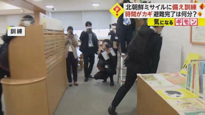 誘導役が避難の指示をしている