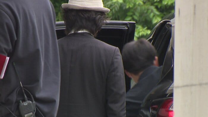裁判所に入る寺崎被告