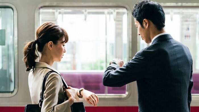同僚と電車が一緒になったシーンでは…(画像はイメージ)