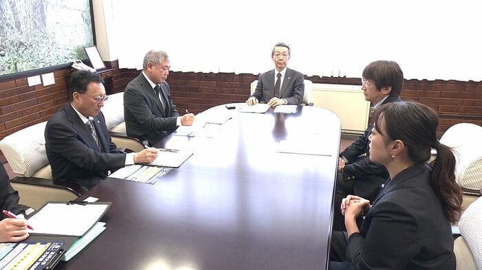 津谷永光市長（中央）など市の関係者への説明の様子
