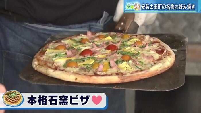 焼き上がったばかりの本格石窯ピザ