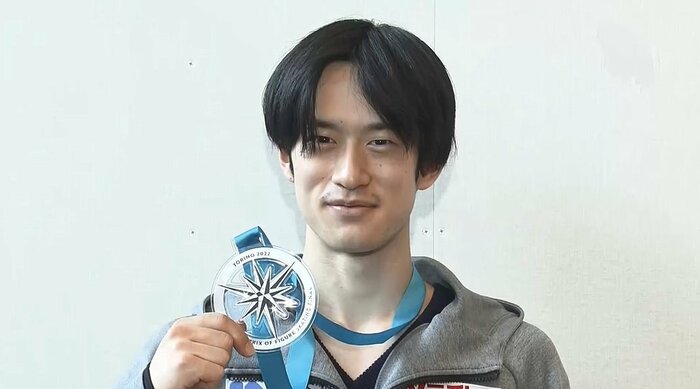 グランプリファイナルで獲得したメダルを掲げる山本草太(2022年)