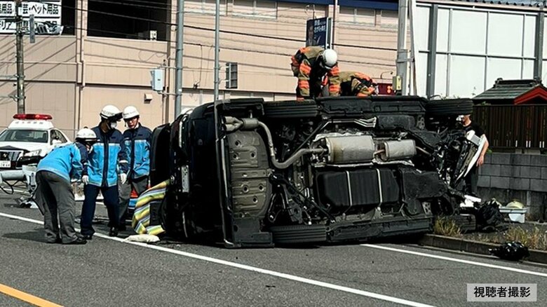 「エアバッグとシートベルトに挟まれて…」電柱に衝突した乗用車が大破し横転…目撃者語る運転手救出の一部始終　さいたま市｜FNNプライムオンライン