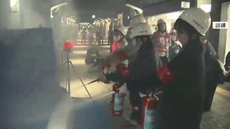 “震度6弱の地震で火災”想定　年末年始を前に天神地下街で消防訓練　初期消火手順や避難誘導など確認　福岡市｜FNNプライムオンライン