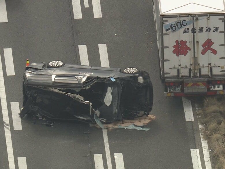“システム障害渋滞”で車線変更か…東名でトラックと衝突したミニバンが横転し5台絡む事故に 4歳の子供含む5人を搬送｜FNNプライムオンライン