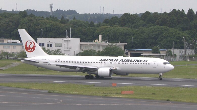 JAL旅客機のタイヤ損傷し緊急着陸 滑走路に異物散乱し羽田空港D滑走路が閉鎖に けが人なし|FNNプライムオンライン