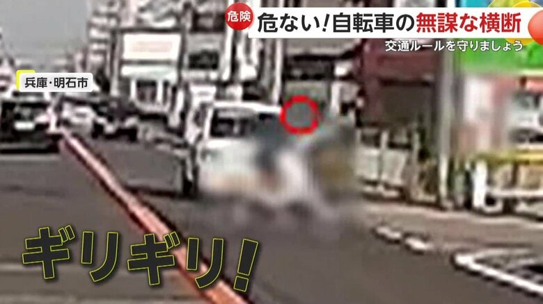 【あ然】「何やこいつ！？え？何しよんあいつ」無謀な横断をする自転車…車と接触ギリギリに　赤信号の交差点にスピード緩めず突っ込む自転車も…トラックと衝突寸前｜FNNプライムオンライン