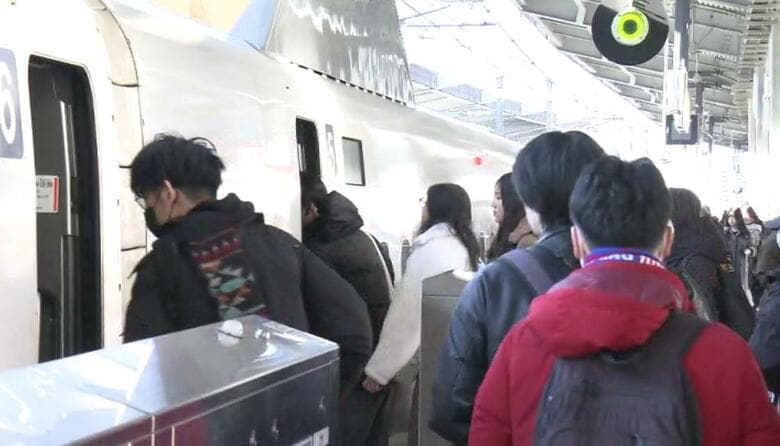 年末年始の”帰省ラッシュ”のピーク　新幹線は朝から混雑｜FNNプライムオンライン