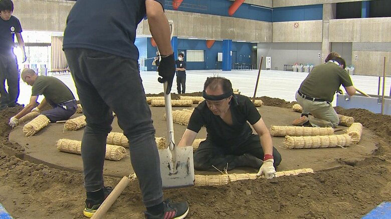 大相撲夏巡業“土俵づくり”に密着!  バーテンダー用の“フレアボトル”を使用!? 職人の技と工夫で舞台完成｜FNNプライムオンライン