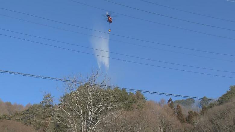 鹿教湯温泉近くの山林火災　ヘリで消火活動し鎮圧　住宅から出火し山林に延焼　県内では昨日から少なくとも20件の下草や山林を焼く火事　「乾燥や強風の中でたき火おこなわないで」県が注意呼びかけ｜FNNプライムオンライン