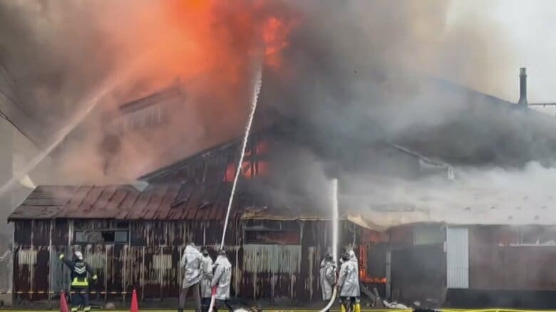 【続報】富山県高岡市の住宅密集地で7棟焼ける火災、84歳男性と連絡取れず　風が強く火が急速に広がる｜FNNプライムオンライン