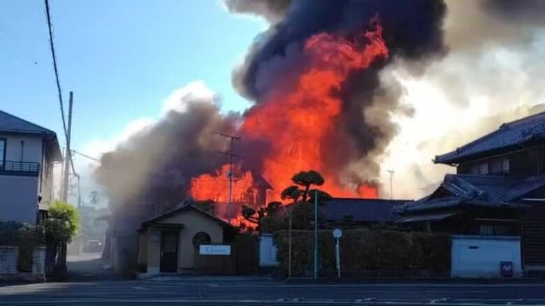 早島町の住宅地で火事　２人が軽傷【岡山】｜FNNプライムオンライン