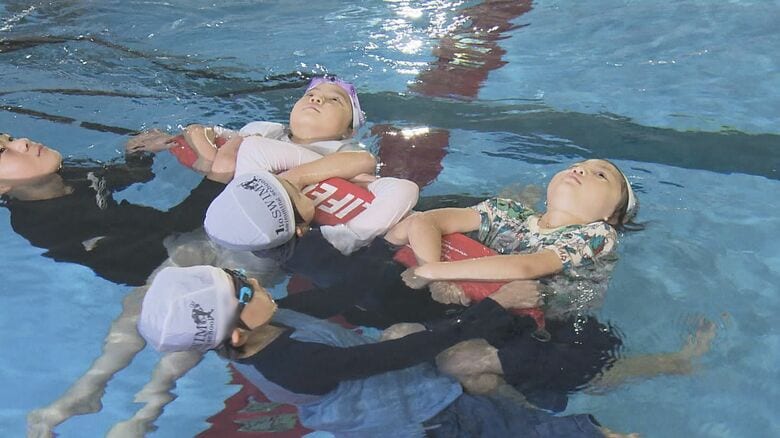 水着の場合との違いを体験…スイミングスクールで小学生対象の“着衣水泳教室”「3倍くらい泳ぎにくかった」｜FNNプライムオンライン