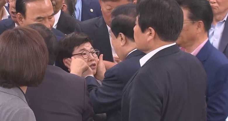 林利子議員の頬を手で挟む文喜相手議長