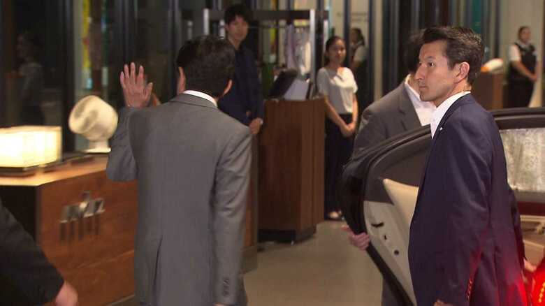 8月9日、細田派議員らの会食を終えた安倍首相の後姿