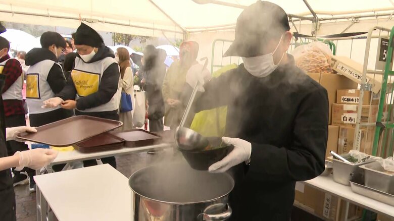 被災者にふるまわれたラーメン