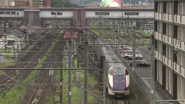 JR福島駅・在来線ホームへ入る山形新幹線